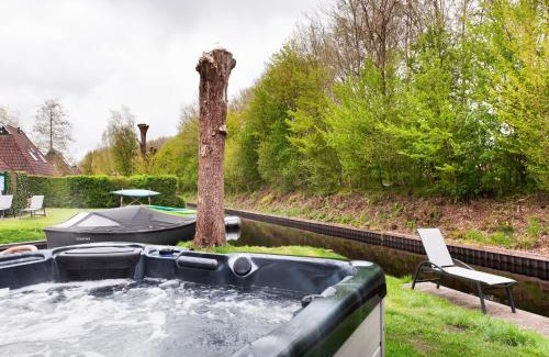 Eernewoude House | Bungalow in Friesland with Private Spa & Sloop, cleaning included