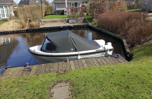 Eernewoude House | Bungalow in Friesland with Private Spa & Sloop, cleaning included