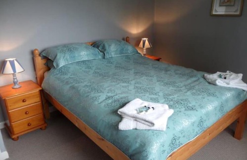 Trowbridge House | Bungalow in lovely setting.Ten minutes to Longleat