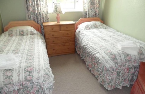 Trowbridge House | Bungalow in lovely setting.Ten minutes to Longleat