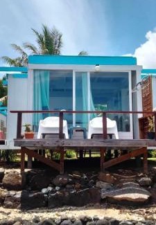 French Polynesia House | Bungalow les pieds ds l eau, La Maison Bleue