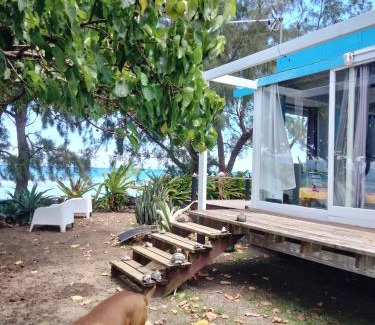 French Polynesia House | Bungalow les pieds ds l eau, La Maison Bleue
