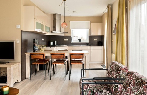 Eernewoude House | Bungalow near De Alde Feanen with Spa