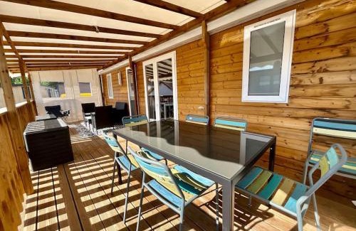 Corcieux House | Bungalow neuf avec belle terrasse couverte et piscine