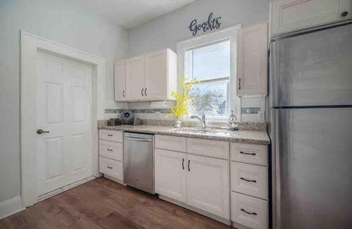 Bayshore Beautiful House | Bungalow on the Bay scenic views Mins 2 downtown