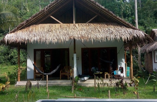 Java House | Bungalow tropical king bed