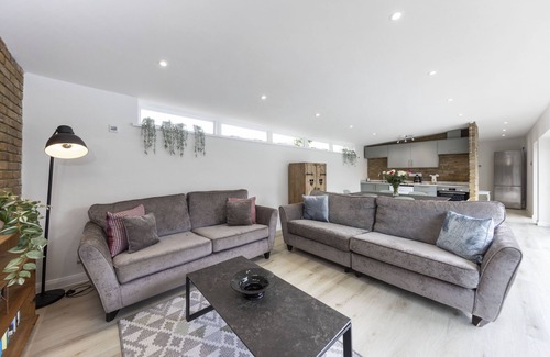 Coulsdon House | Bungalow with Heated Outdoor Swimming Pool