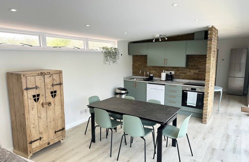Coulsdon House | Bungalow with Heated Outdoor Swimming Pool
