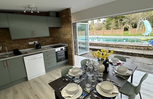 Coulsdon House | Bungalow with Heated Outdoor Swimming Pool