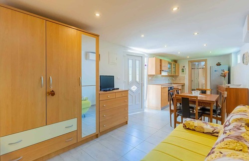 Cres House | Bungalow with terrace and air conditioning