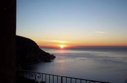 Eze House | Bungalow- wooden chalet, comfort, 180° sea view, infinity pool, garden, 2 pers