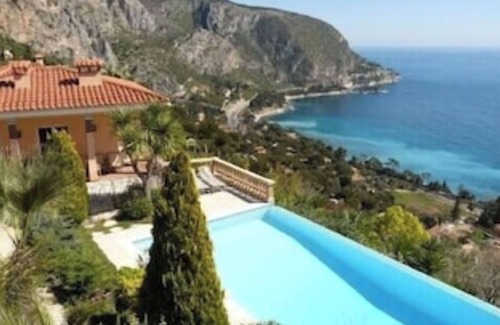 Eze House | Bungalow- wooden chalet, comfort, 180° sea view, infinity pool, garden, 2 pers