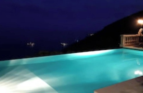 Eze House | Bungalow- wooden chalet, comfort, 180° sea view, infinity pool, garden, 2 pers