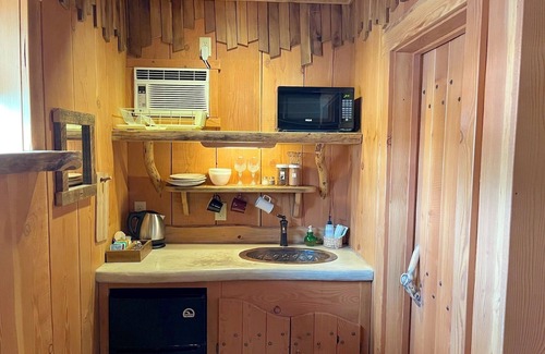 Winthrop Hotel | BunkHouse Inn Room 6-Walk to Downtown Winthrop