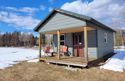 Trout Creek Cabin | bunkhouse near farm animals