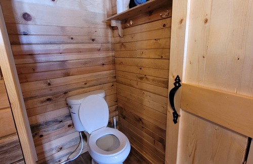 Trout Creek Cabin | bunkhouse near farm animals