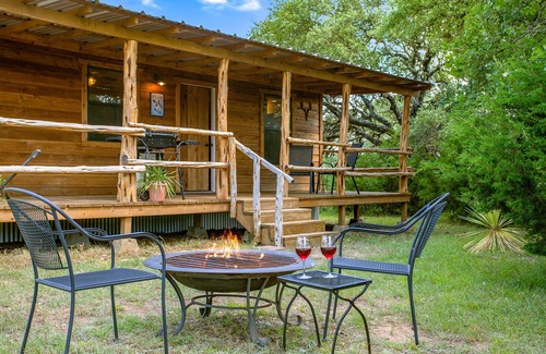 Fredericksburg Cabin | Bunkin Inn | 1/1 Cabin | King Bed | Close to Town