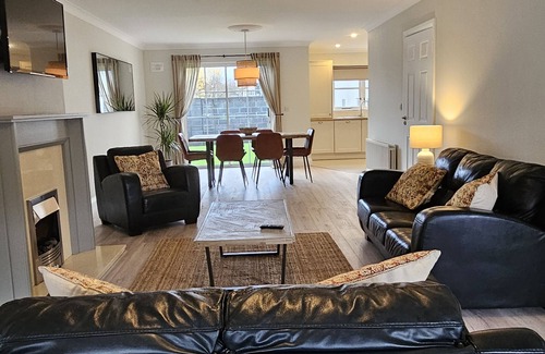 Bunratty House | Bunratty Town House No 2 - sleeps 8 guests in 4 bedrooms