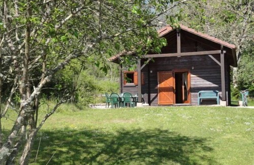 Saint-More Ski Chalet | Burgundy, cottage in a wooden chalet near Vézelay.