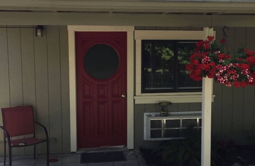 Kerby Condo | Burgundy Room at Kerbyville Inn - Newly Remodeled