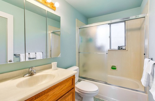 SeaTac House | Burien Getaway: 12 Mi to Downtown Seattle!