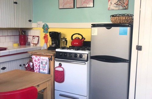South Redondo Cottage | Burnham Beach Cottages #2-Block to Beach!