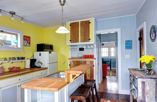South Redondo Cottage | Burnham Beach Cottage #3- Block To Beach!