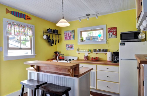 South Redondo Cottage | Burnham Beach Cottage #3- Block To Beach!