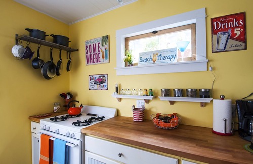 South Redondo Cottage | Burnham Beach Cottage #3- Block To Beach!