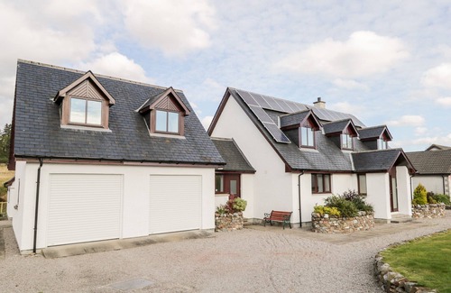Lairg Cottage | BURNSIDE, pet friendly, character holiday cottage in Lairg
