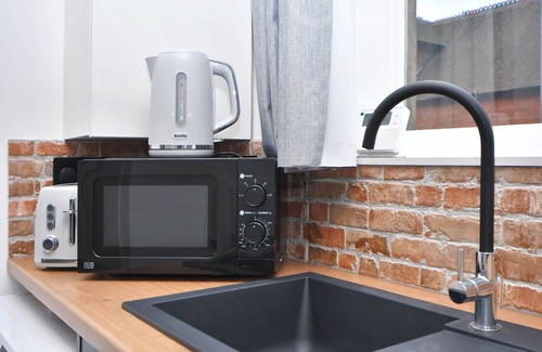 Burton on Trent Apartment | Burton Apartments. Free WiFi & Parking - Sleeps 2
