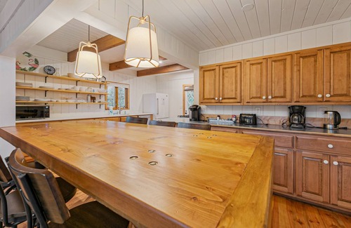 Tiger House | Burton Bass Lodge - Newly renovated family retreat in Murray Cove, Lake Burton.