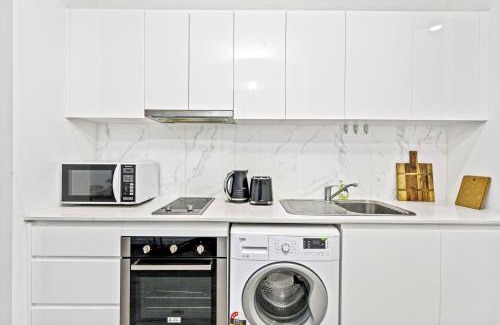 Burwood Apartment | Burwood 1Br apt nearTrainShopping street parking