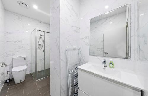 Burwood Apartment | Burwood 1Br apt nearTrainShopping street parking