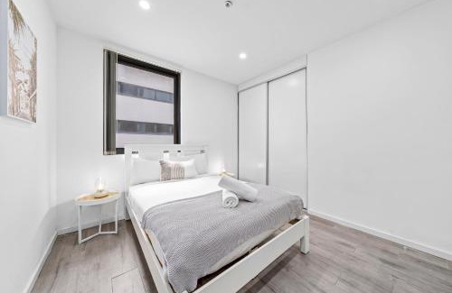 Burwood Apartment | Burwood 1Br apt nearTrainShopping street parking