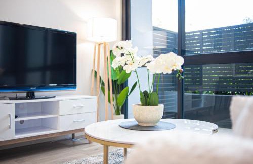 Burwood Apartment | Burwood stunny apt with Parking Train&Shopping
