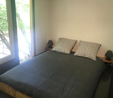 Villepinte House | Bus atypique au bord du canal du midi et au cœur d'une forêt 2 chambres