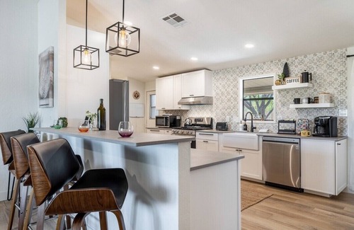 Saguaro West House | Bus Stop Saloon by PaseoHomesAZ Cave Creek with Spa