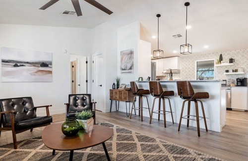 Saguaro West House | Bus Stop Saloon by PaseoHomesAZ Cave Creek with Spa