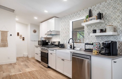 Saguaro West House | Bus Stop Saloon by PaseoHomesAZ Cave Creek with Spa