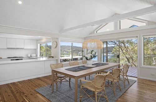 Hardys Bay House | Bush Retreat with Bayviews at Pretty Beach