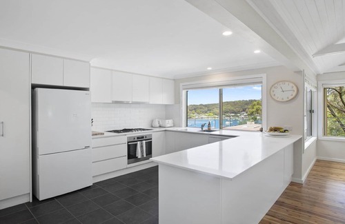 Hardys Bay House | Bush Retreat with Bayviews at Pretty Beach