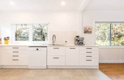 Macmasters Beach House | Bush setting with easy walk to beach