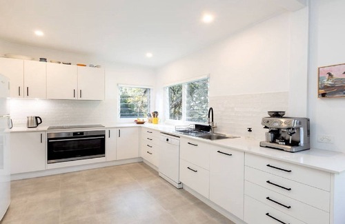 Macmasters Beach House | Bush setting with easy walk to beach