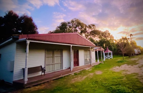 Dunolly House | Bushby’s Self Contained Cottage