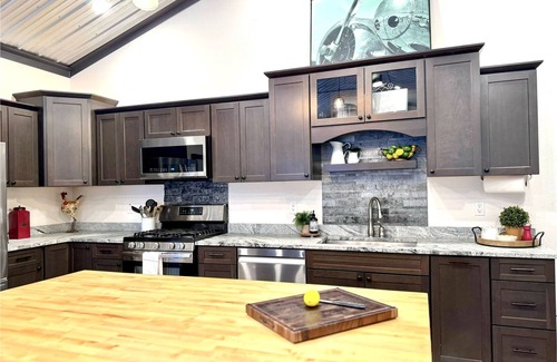 Fairbanks House | Bushplane Hangar Home on RUNWAY Chic Luxe Aurora Views ~Bushplane Escape~