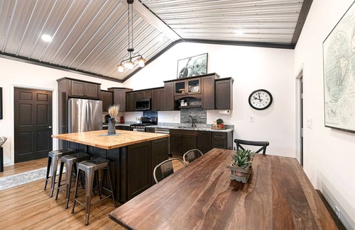 Fairbanks House | Bushplane Hangar Home on RUNWAY Chic Luxe Aurora Views ~Bushplane Escape~