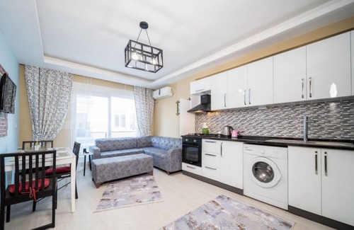 Konyaalti Apartment | Business-Friendly Flat Close to Beach in Konyaalti