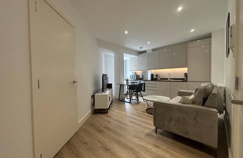 Barnt Green Apartment | Business-Ready Studio, Free Parking - NEC & Airport