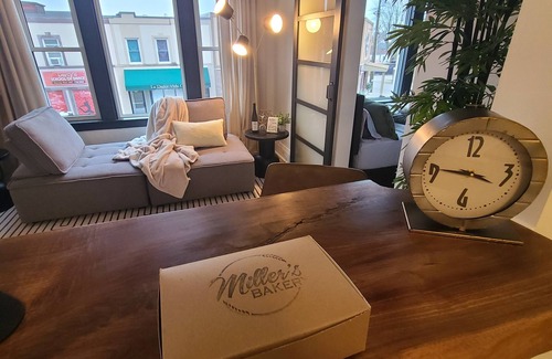 Kingsville Apartment | Business Travellers, Couples STAY DOWNTOWN KINGSVILLE Cozy Private SUITE - 1 bed
